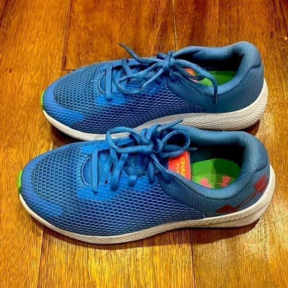 Under Armour Girls  sneakers size 5​ - Picture 2 of 2